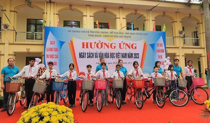Vĩnh Phúc: Trao tặng xe đạp, thư viện sách, bảo trợ trẻ mồ côi nhân ngày sách Việt Nam