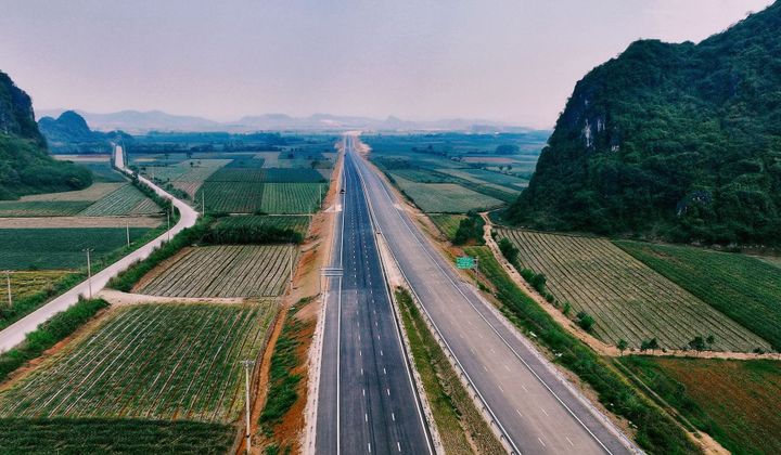 Khởi công 03 cao tốc trục Đông - Tây và 02 đường Vành đai trước ngày 30/6/2023