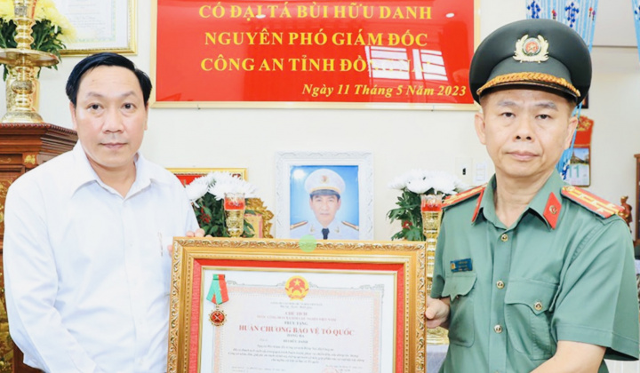 Cố Đại tá Bùi Hữu Danh được truy tặng Huân chương bảo vệ Tổ quốc hạng Ba