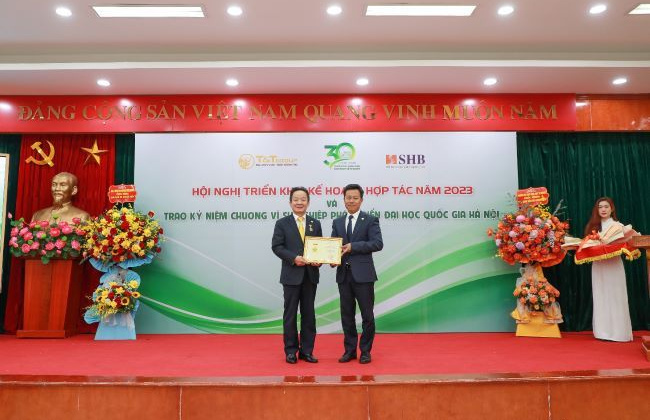 Doanh nhân Đỗ Quang Hiển nhận kỷ niệm chương vì sự nghiệp phát triển Đại học Quốc gia Hà Nội