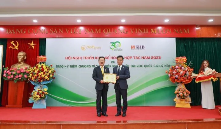Doanh nhân Đỗ Quang Hiển nhận kỷ niệm chương vì sự nghiệp phát triển Đại học Quốc gia Hà Nội