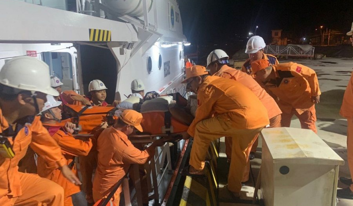 Trắng đêm cứu nạn thuyền viên tai nạn lao động trên tàu cá Phú Yên