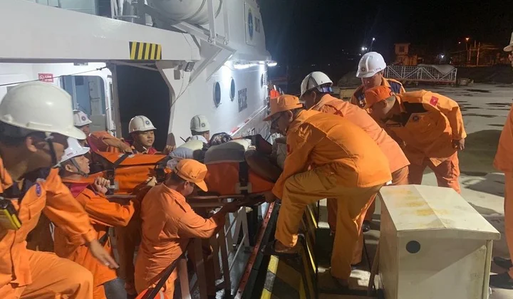 Trắng đêm cứu nạn thuyền viên tai nạn lao động trên tàu cá Phú Yên