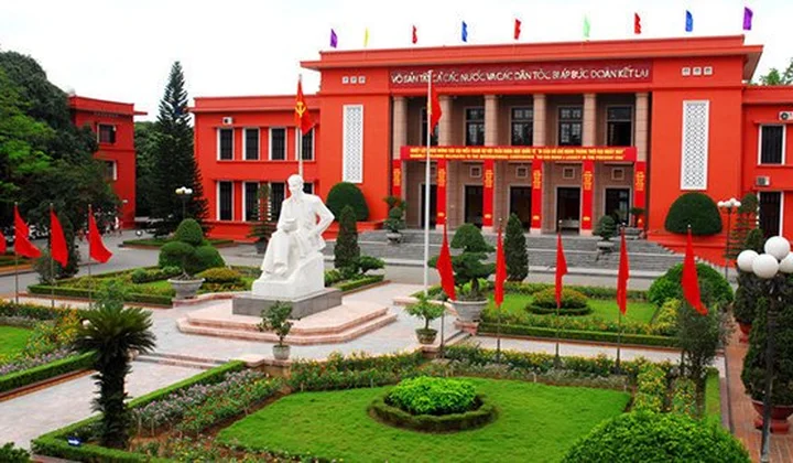 Xây dựng và hoàn thiện các chương trình bồi dưỡng lý luận chính trị
