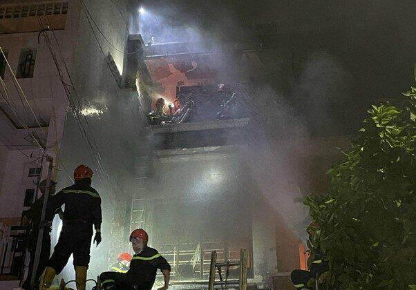 TP HCM: Kịp thời dập tắt đám cháy nhà dân 1 trệt, 2 lầu cứu 2 người