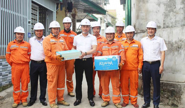 Điện lực Hà Tĩnh thăm hỏi tặng quà cho người lao động