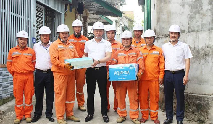 Điện lực Hà Tĩnh thăm hỏi tặng quà cho người lao động