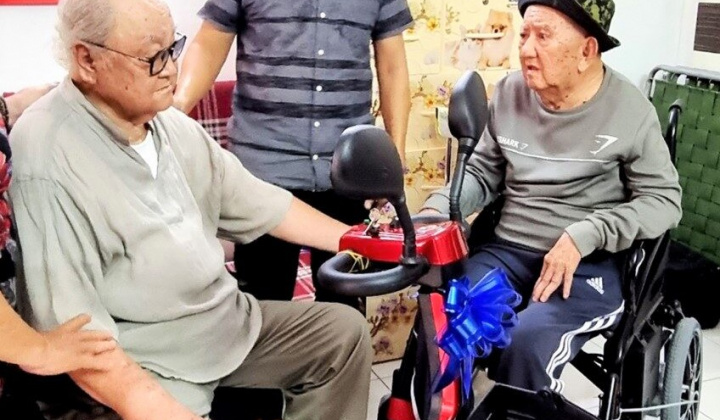 Lạc Long tặng xe điện tri ân hai nghệ sĩ lão thành