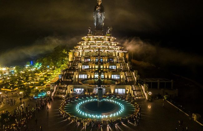 Lên đỉnh núi Bà Tây Ninh, chiêm bái xá lợi đức Phật Thích Ca Mâu Ni