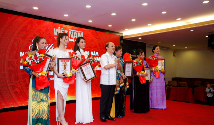 Doanh nhân – Hoa khôi Tài sắc Lê Thu Hà đồng hành cùng báo chí