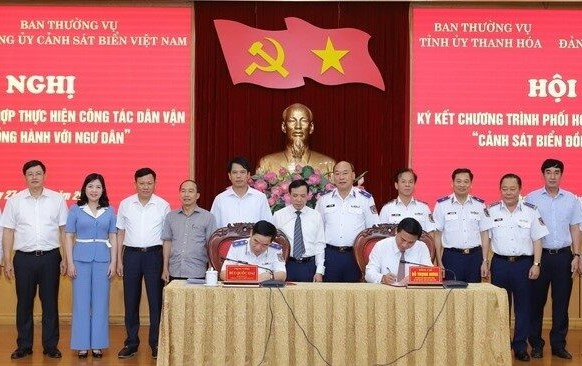 Thanh Hoá: Ký kết chương trình phối hợp thực hiện công tác dân vận “Cảnh sát biển đồng hành với ngư dân”