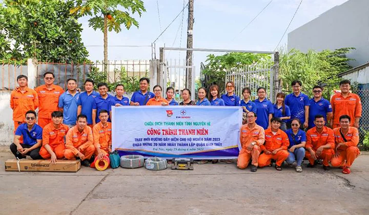 Đoàn Thanh niên EVNGENCO2 nâng cấp hệ thống điện cho các hộ gia đình khó khăn