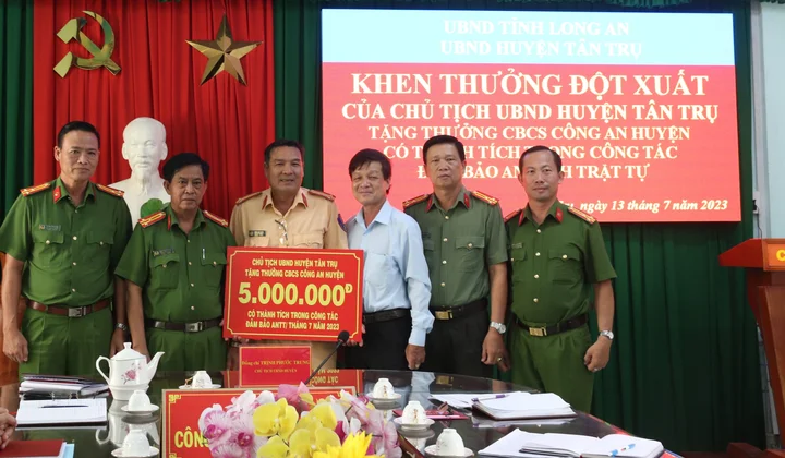 Long An: Huyện Tân Trụ khen thưởng đột xuất cho lực lượng Công an