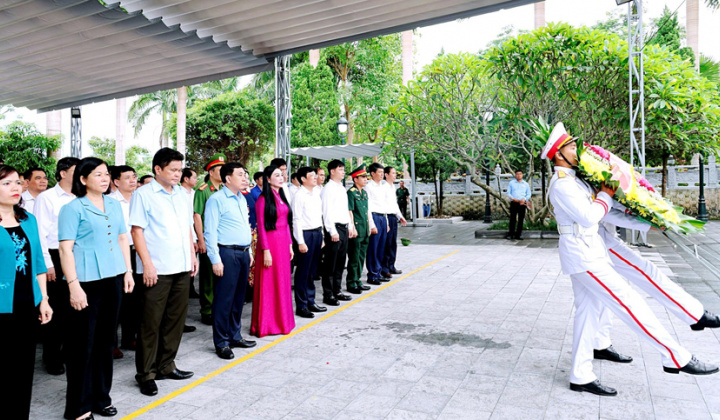 Lãnh đạo tỉnh Vĩnh Phúc dâng hương tưởng niệm các anh hùng, liệt sĩ tại Nghĩa trang liệt sĩ quốc gia Vị Xuyên