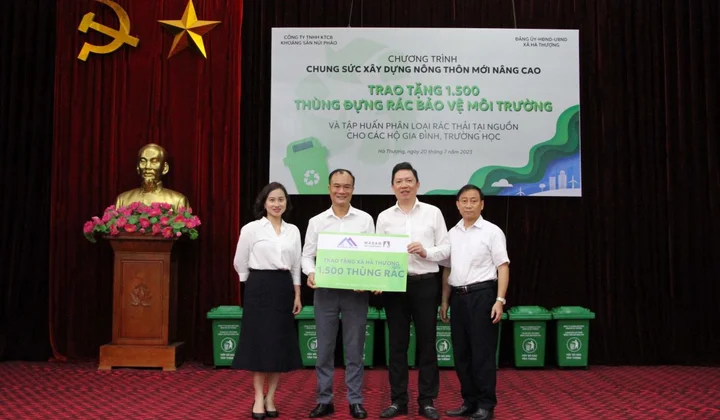 Công ty Núi Pháo tặng 1.500 thùng đựng rác cho người dân