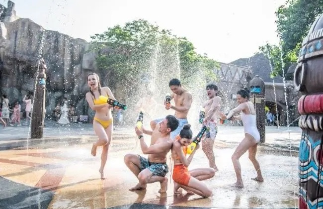 Du khách tranh thủ tận hưởng VinWonders Nha Trang trước giờ diễn ra đại nhạc hội 8Wonder