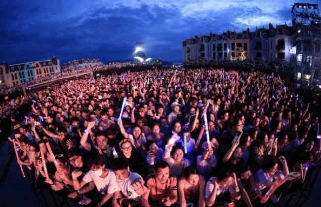 Charlie Puth và dàn sao Việt bùng cháy cùng âm nhạc đỉnh cao tại siêu đại nhạc hội 8Wonder