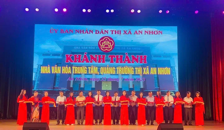 Công bố biểu trưng thị xã An Nhơn và khánh thành Nhà văn hóa, Quảng trường trung tâm