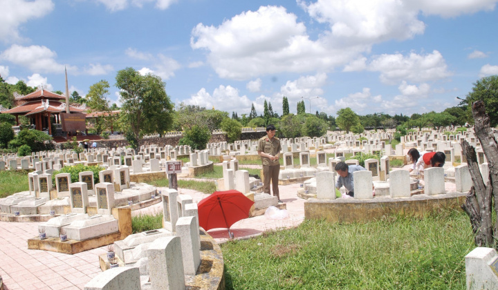 Mây trắng cuộn về từ cõi xa xanh