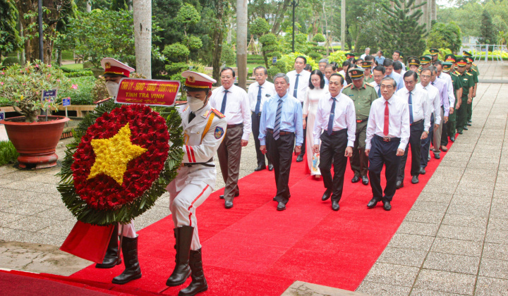 Trà Vinh: Dâng hương tưởng niệm Bác Hồ và các Anh hùng Liệt sĩ