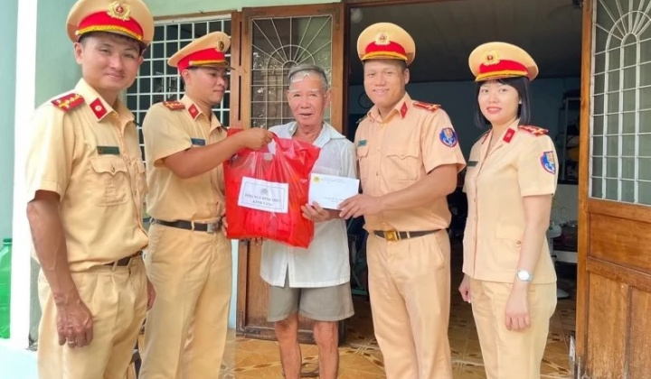 Tuổi trẻ Phòng CSGT ĐB-ĐS tổ chức nhiều hoạt động kỷ niệm Ngày Thương binh - Liệt sỹ 27/7