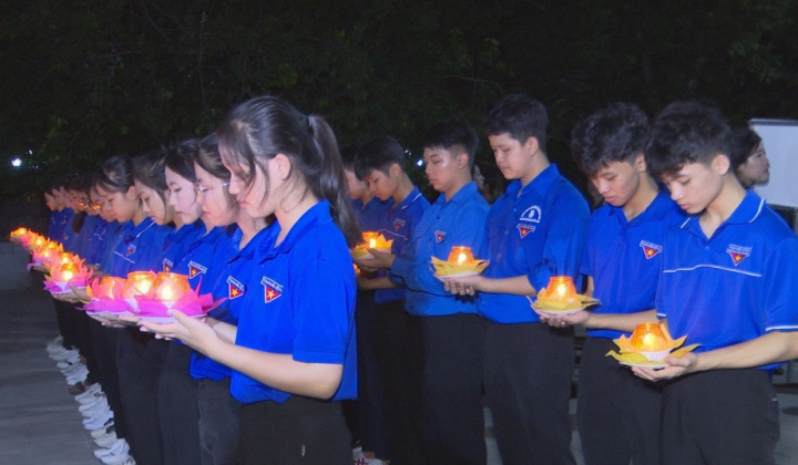 Lễ thắp nến tri ân các Anh hùng liệt sỹ tại Nghĩa trang Liệt sĩ Quốc tế Việt - Lào