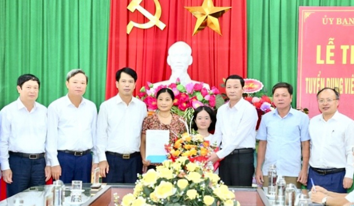 Cô giáo không tay Lê Thị Thắm chính thức trở thành giáo viên ngành giáo dục và đào tạo Thanh Hóa