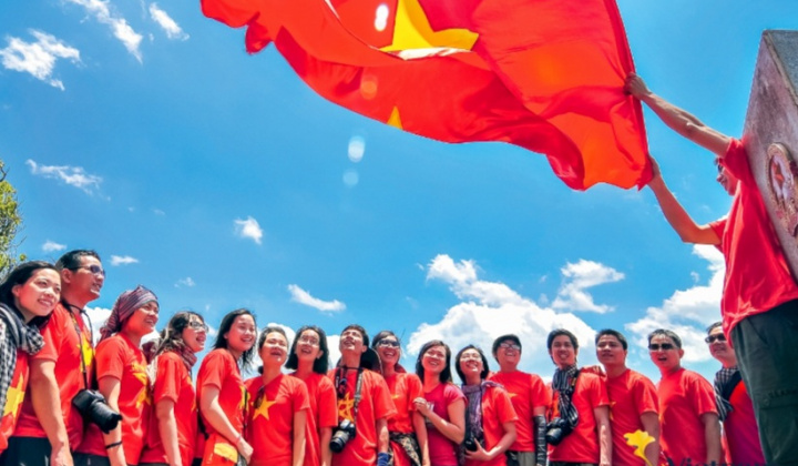 Vận dụng quan điểm của Chủ tịch Hồ Chí Minh về xây dựng con người Việt Nam phát triển toàn diện trong giai đoạn hiện nay