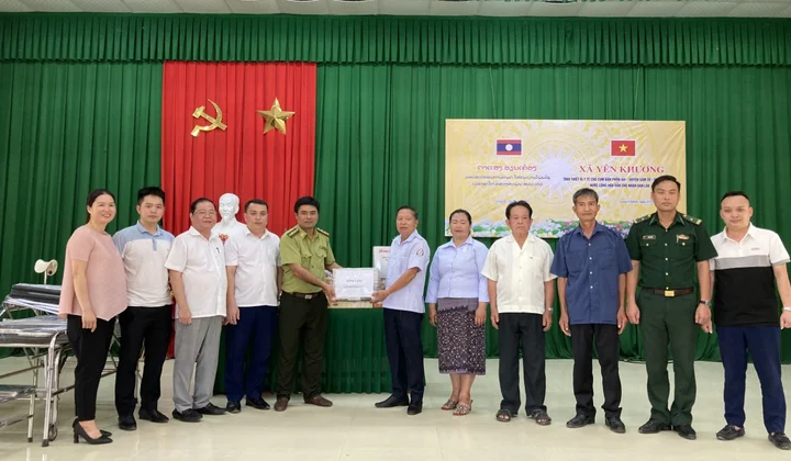 Lang Chánh: Trao tặng trang thiết bị vật tư y tế cho huyện Sầm Tớ tỉnh Hủa Phăn
