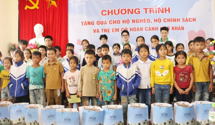 Green School Việt Nam trao quà trẻ em có hoàn cảnh khó khăn