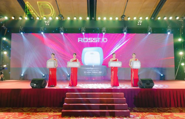 Tân Á Đại Thành ra mắt bình nước nóng Rossi 30
