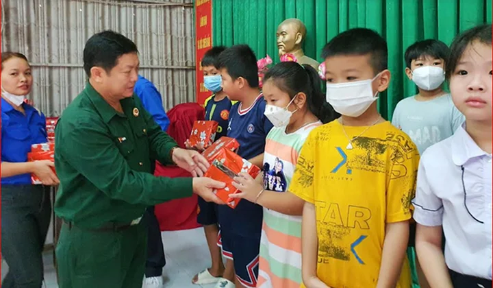 Quận Bình Tân, TP.HCM: Phát thưởng học bổng khuyến học cho học sinh năm học 2023 - 2024