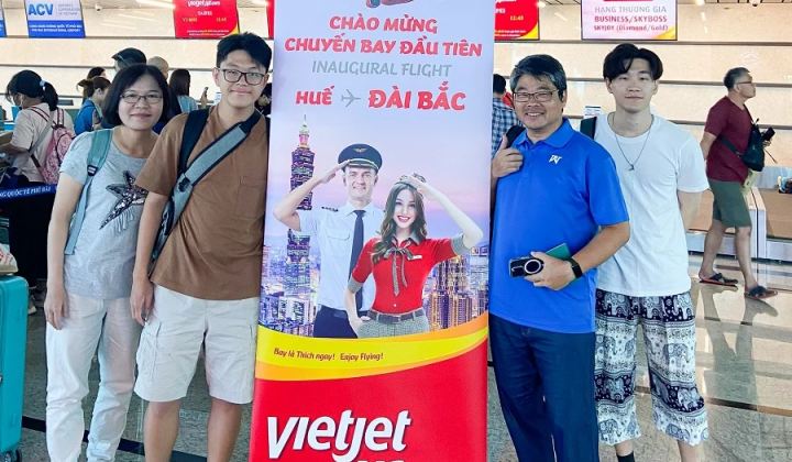 Nhà ga mới Phú Bài (Huế) đón đoàn khách đầu tiên đến từ Đài Bắc