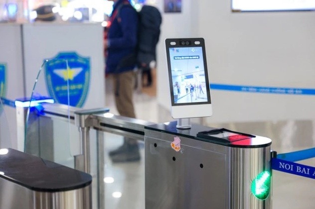 Chính thức sử dụng VNeID đối với khách làm thủ tục đi máy bay