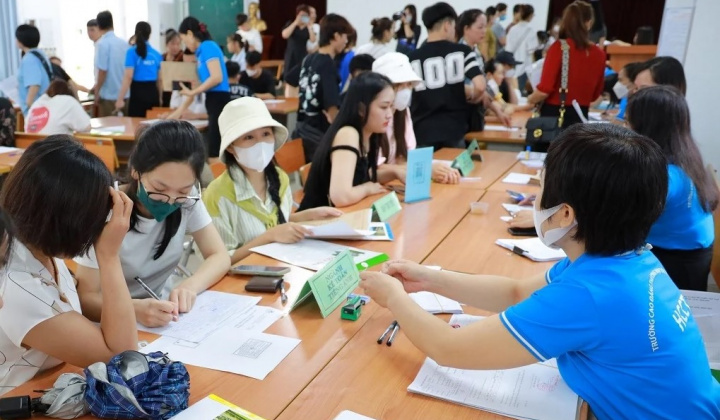 Tân sinh viên Trường Cao đẳng Thương mại và Du lịch Hà Nội hào hứng trong ngày đầu nhập học