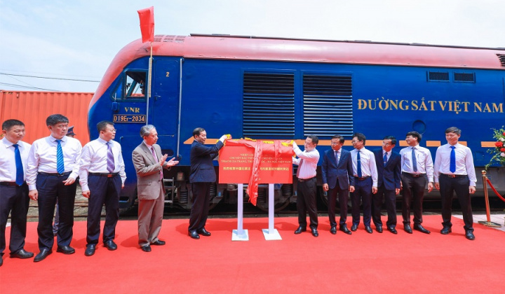 VNR đón chuyến tàu đầu tiên chuyên tuyến Thạch Gia Trang (Trung Quốc) – Yên Viên (Việt Nam)