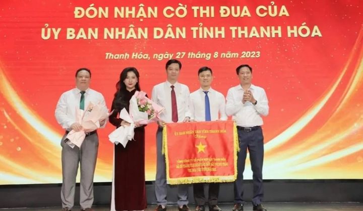 Tổng công ty CP Hợp Lực đón nhận danh hiệu “Doanh nghiệp kiểu mẫu”