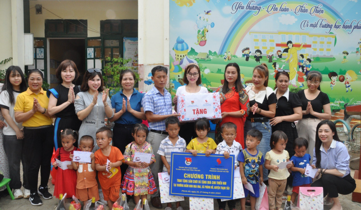Trung tâm giáo dục Phoenix Group trao quà và sân chơi cho thiếu nhi vùng cao