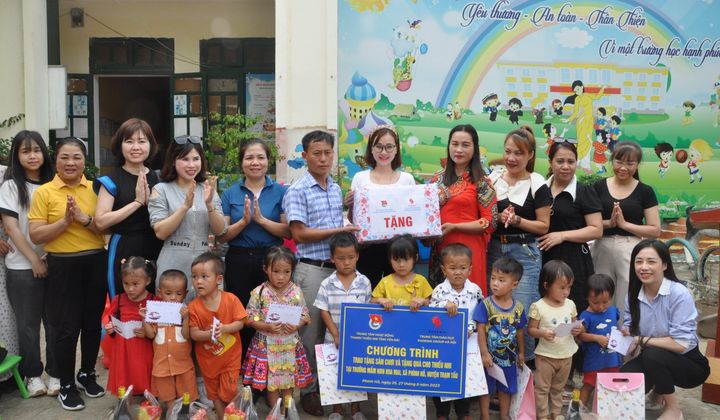 Trung tâm giáo dục Phoenix Group trao quà và sân chơi cho thiếu nhi vùng cao
