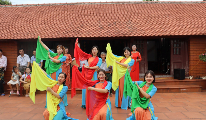 Làng quê “say” tiếng hát chèo