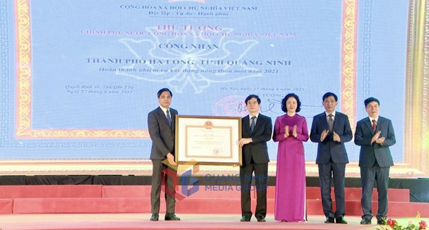 Thành phố Hạ Long đón bằng công nhận hoàn thành nhiệm vụ xây dựng NTM