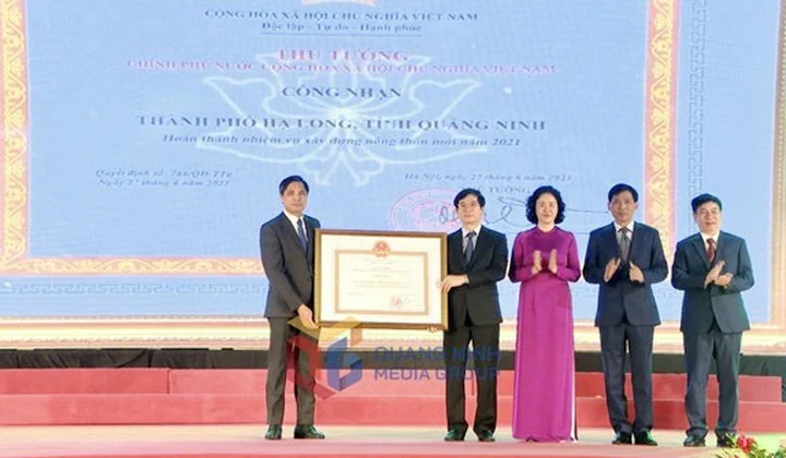 Thành phố Hạ Long đón bằng công nhận hoàn thành nhiệm vụ xây dựng NTM