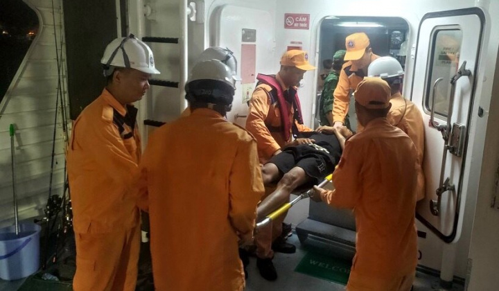 Hỗ trợ Ngư dân gặp nạn trên biển