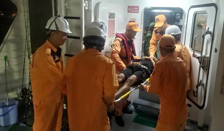 Hỗ trợ Ngư dân gặp nạn trên biển