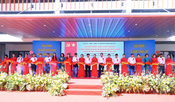 Trường Mầm non đô thị Sài Đồng vinh dự được gắn biển công trình chào mừng 20 năm thành lập quận Long Biên