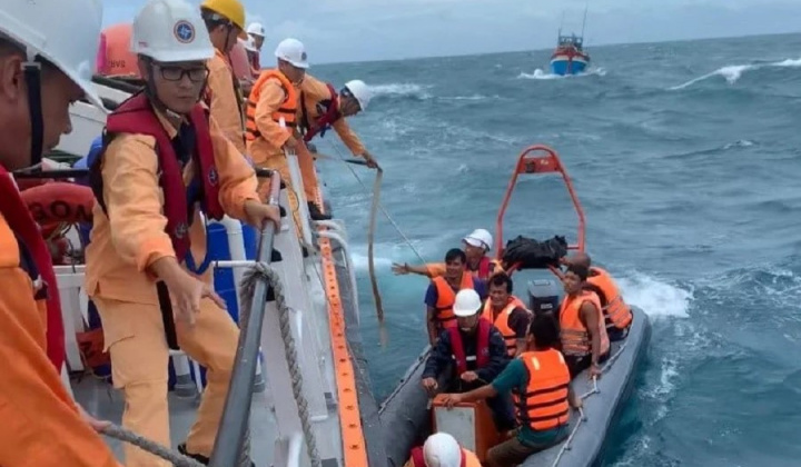 10 ngư dân được giải cứu an toàn khi Tàu cá bất ngờ chìm trong đêm