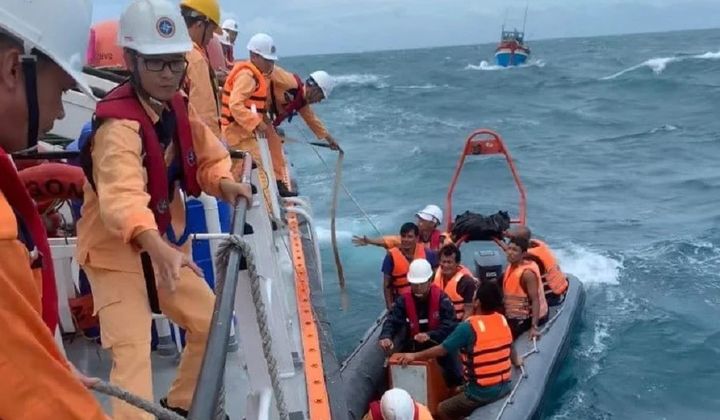 10 ngư dân được giải cứu an toàn khi Tàu cá bất ngờ chìm trong đêm