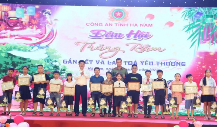 Công an tỉnh Hà Nam tổ chức chương trình "Đêm hội trăng rằm - Gắn kết và lan tỏa yêu thương"