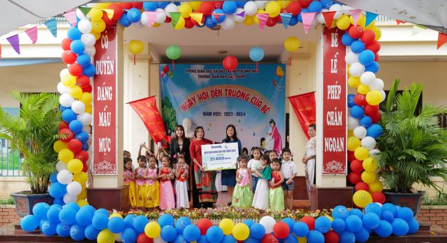 Vinamilk và Qũy sữa cùng hơn 11.000 trẻ em khó khăn đón năm học mới