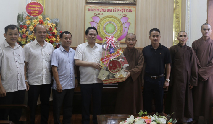 Đắk Nông: Ngành Công an thăm, chúc mừng Đại lễ Phật đản 2022